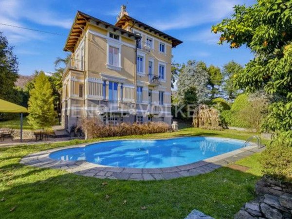 casa indipendente in vendita a Lesa in zona Solcio