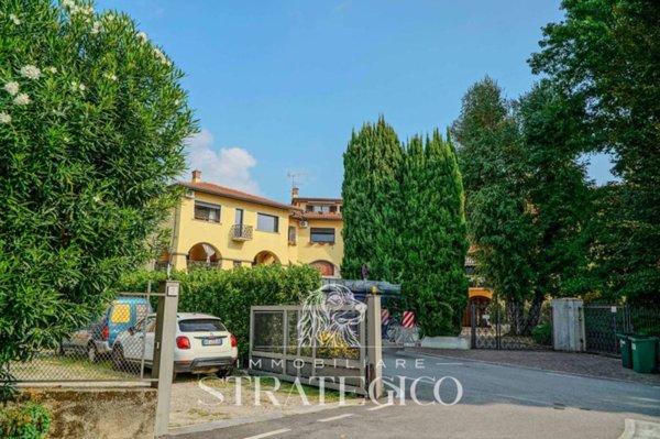 appartamento in vendita a Lesa in zona Solcio