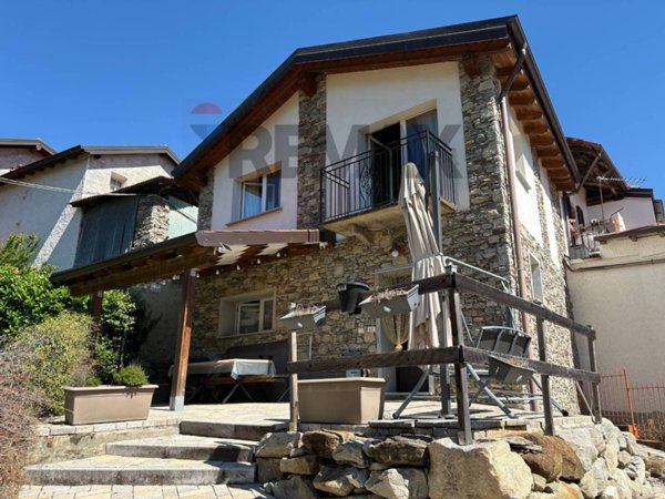 casa indipendente in vendita a Lesa in zona Calogna