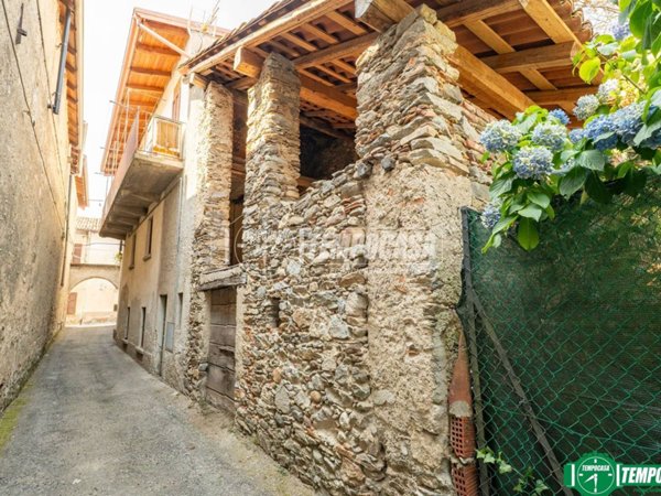 bivano in vendita a Lesa in zona Comnago