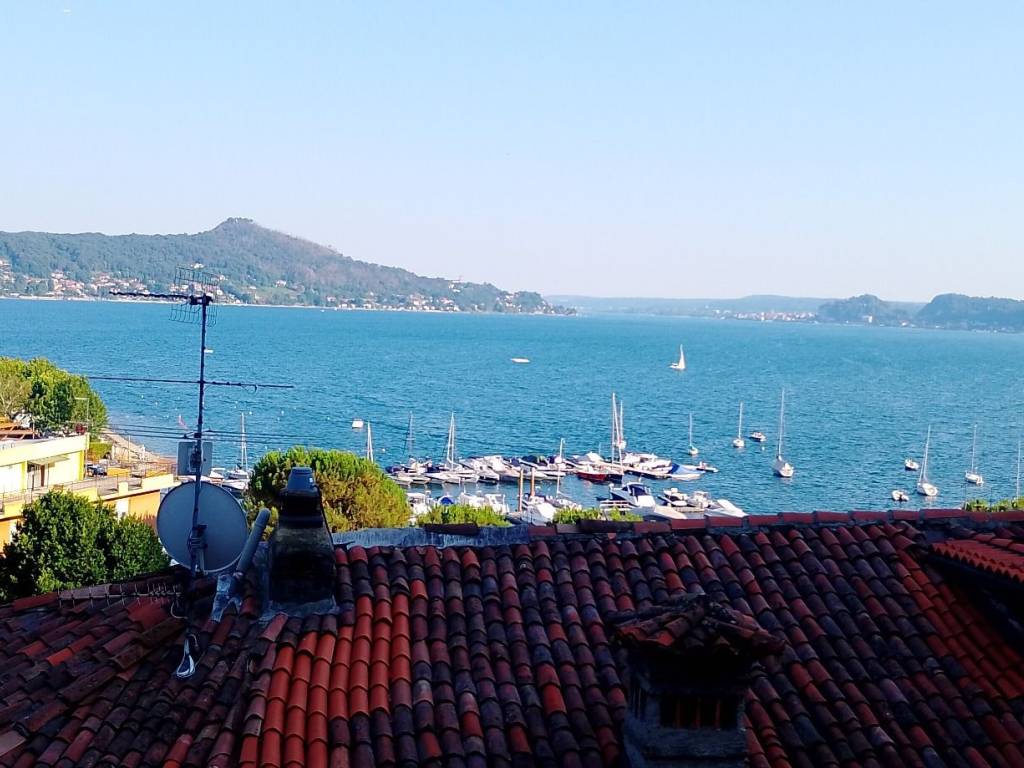 casa indipendente in vendita a Lesa in zona Solcio