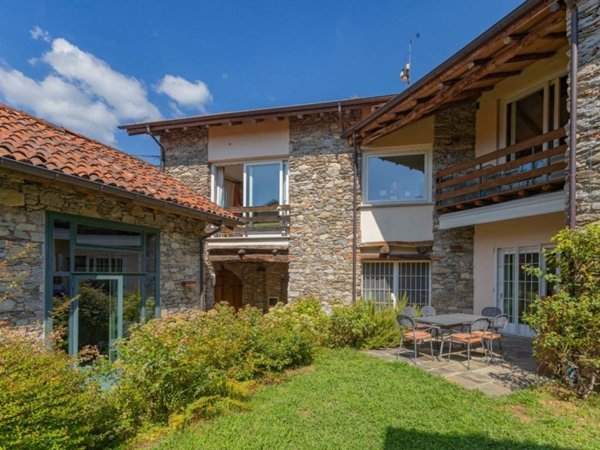 casa indipendente in vendita a Lesa in zona Comnago