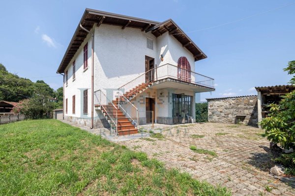 casa indipendente in vendita a Lesa in zona Comnago