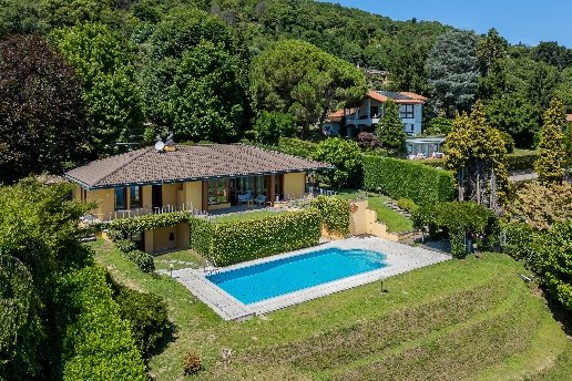 casa indipendente in vendita a Lesa in zona Comnago