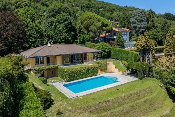 casa indipendente in vendita a Lesa in zona Comnago