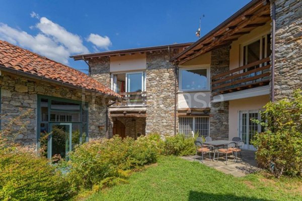casa indipendente in vendita a Lesa in zona Comnago