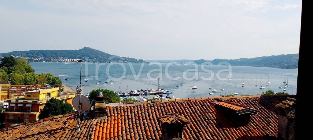 casa indipendente in vendita a Lesa in zona Solcio