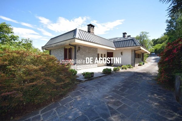 casa indipendente in vendita a Lesa in zona Calogna