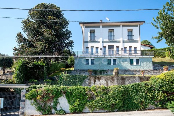 casa indipendente in vendita a Lesa in zona Calogna