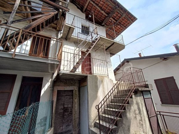 casa indipendente in vendita a Lesa in zona Calogna