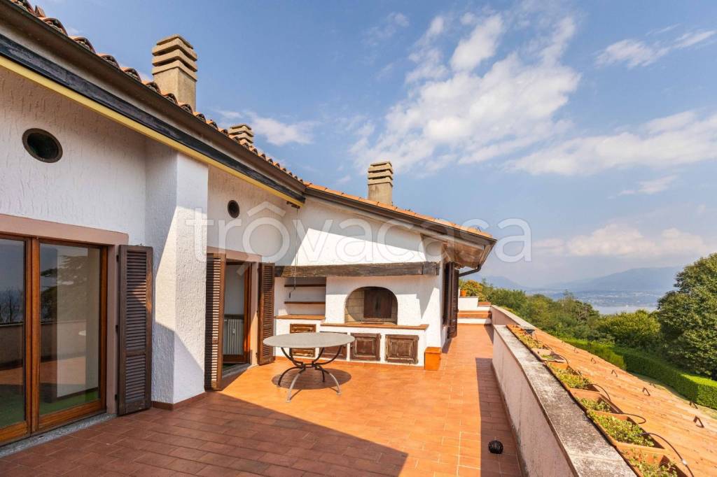 appartamento in vendita a Lesa in zona Comnago