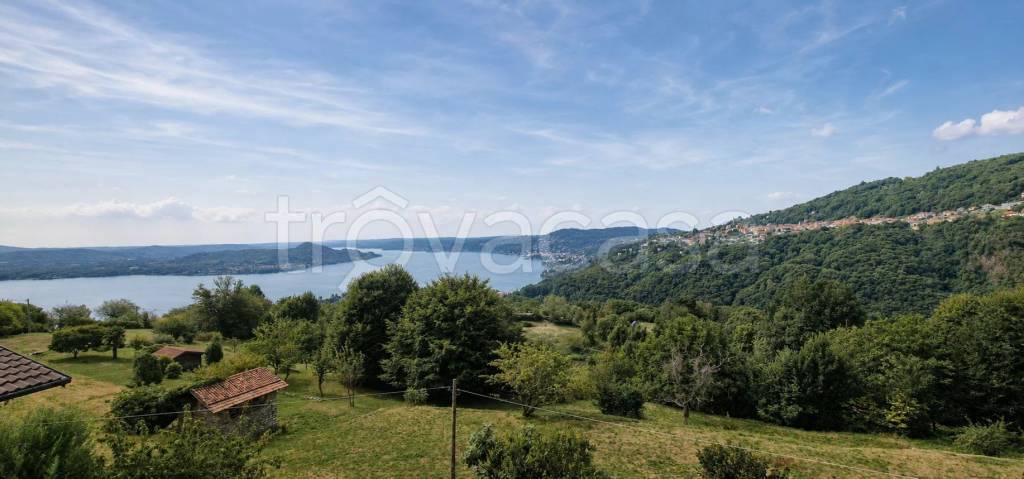 casa indipendente in vendita a Lesa in zona Comnago