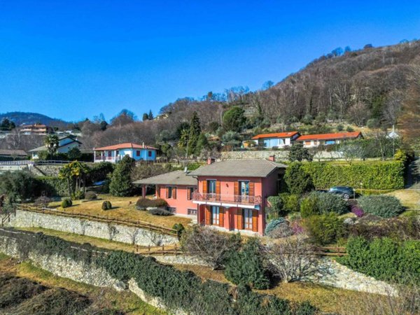 casa indipendente in vendita a Lesa in zona Comnago