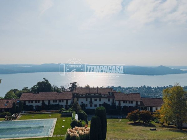 appartamento in vendita a Lesa in zona Comnago