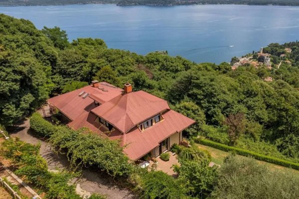 casa indipendente in vendita a Lesa in zona Comnago