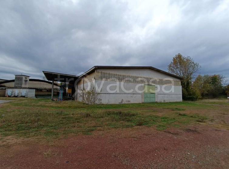 locale commerciale in vendita a Maggiora