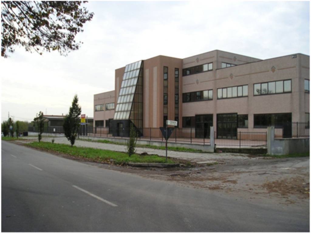 locale commerciale in vendita a Marano Ticino