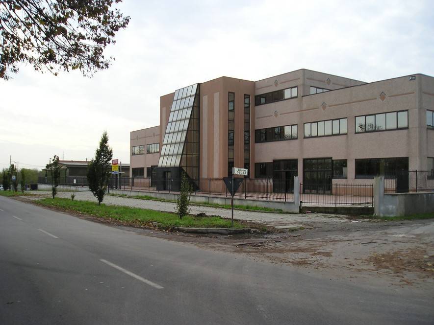 locale commerciale in vendita a Marano Ticino