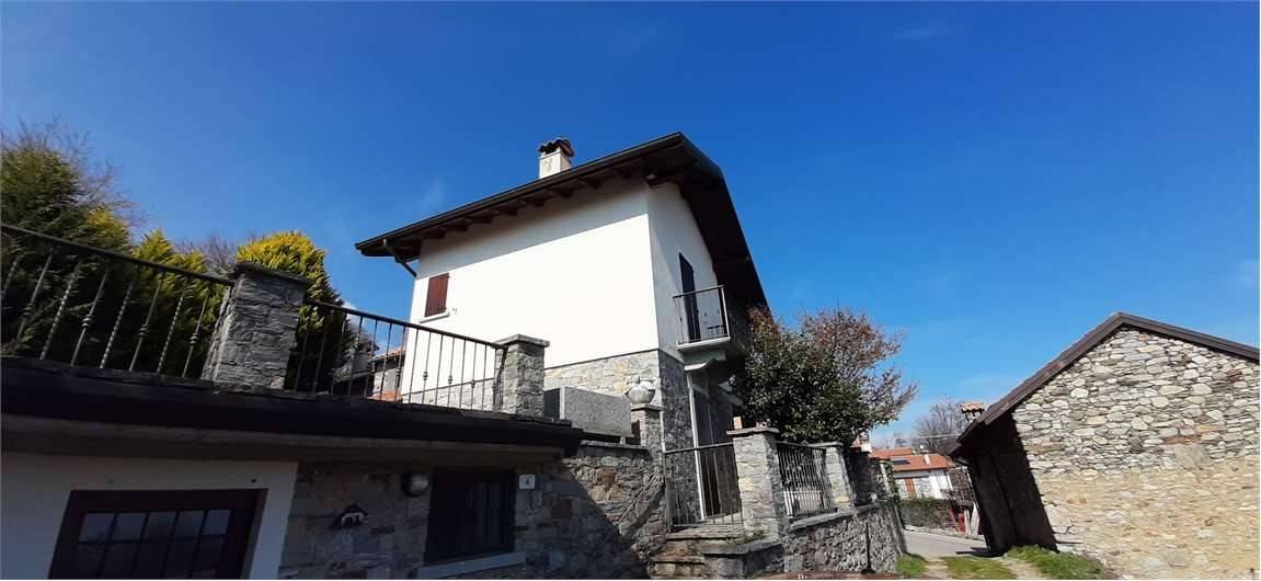 casa indipendente in vendita a Massino Visconti in zona Monte
