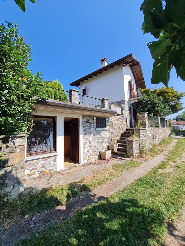 casa indipendente in vendita a Massino Visconti in zona Monte