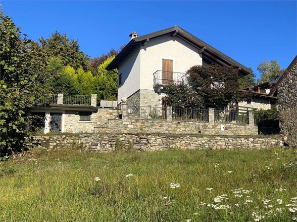 casa indipendente in vendita a Massino Visconti in zona Monte