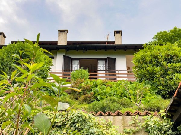 casa indipendente in vendita a Massino Visconti in zona Monte