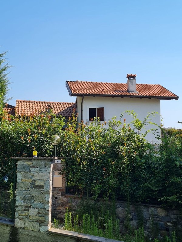 casa indipendente in vendita a Massino Visconti in zona Monte