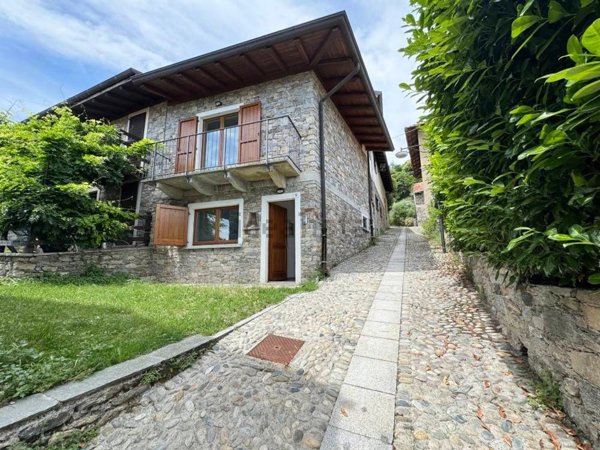 appartamento in vendita a Massino Visconti in zona Monte