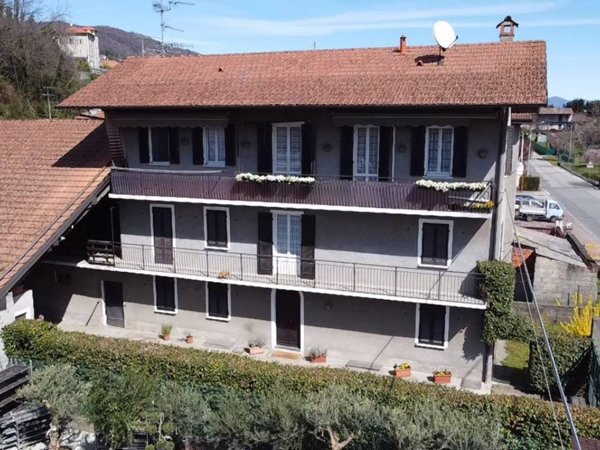 casa indipendente in vendita a Meina in zona Ghevio
