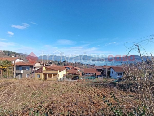 casa indipendente in vendita a Meina in zona Ghevio