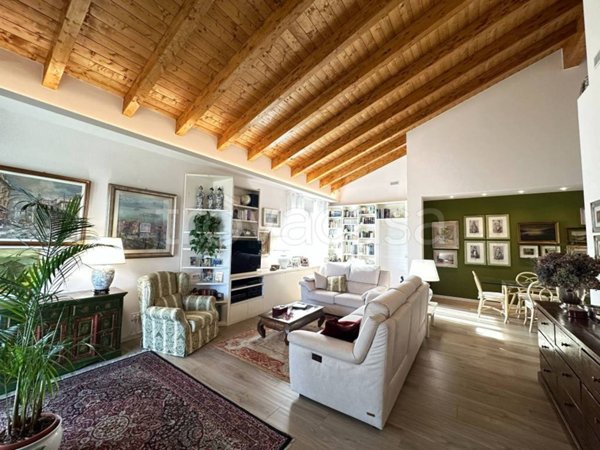 casa indipendente in vendita a Meina in zona Ghevio