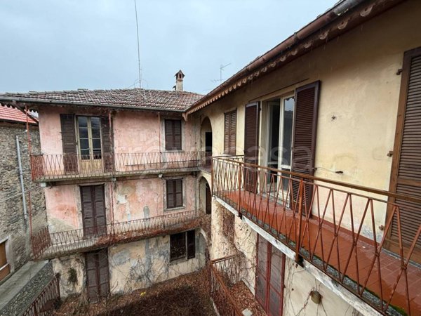 casa indipendente in vendita a Meina in zona Ghevio