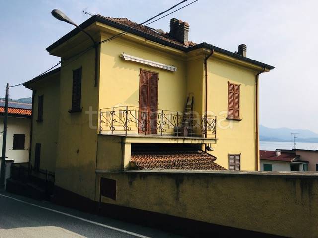 appartamento in vendita a Meina in zona Ghevio