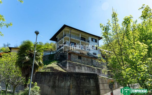 casa indipendente in vendita a Meina in zona Ghevio