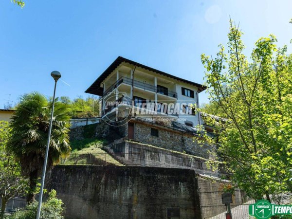 casa indipendente in vendita a Meina in zona Ghevio