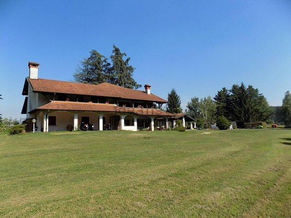 locale di sgombero in vendita a Meina in zona Ghevio
