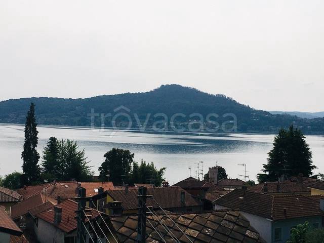 appartamento in vendita a Meina in zona Ghevio
