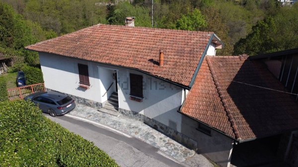 casa indipendente in vendita a Meina in zona Ghevio