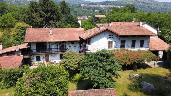casa indipendente in vendita a Meina in zona Ghevio