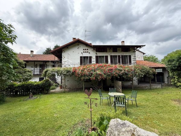 casa indipendente in vendita a Meina in zona Ghevio