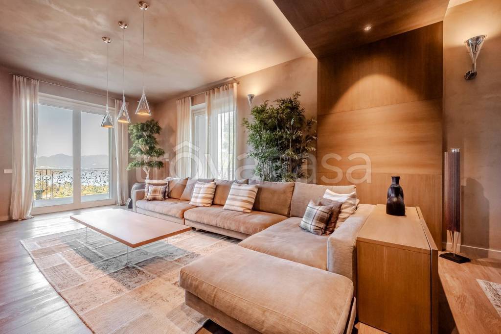 casa indipendente in vendita a Meina in zona Ghevio