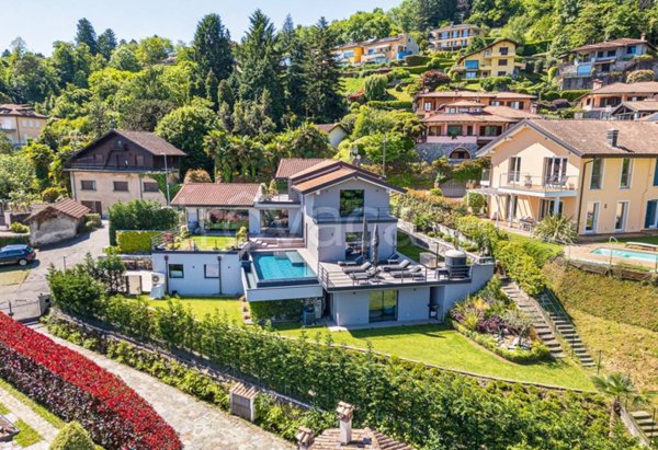 casa indipendente in vendita a Meina in zona Ghevio