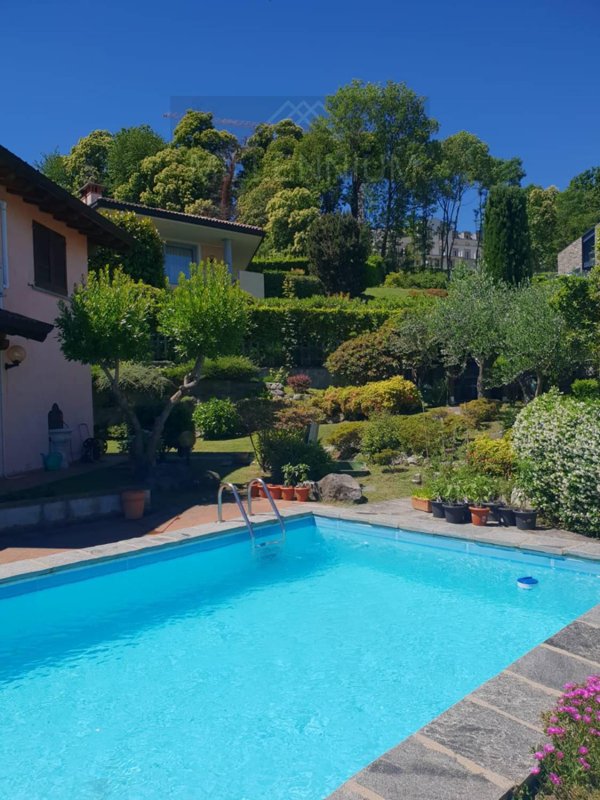 casa indipendente in vendita a Meina in zona Ghevio