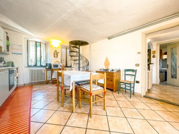 casa indipendente in vendita a Meina in zona Ghevio