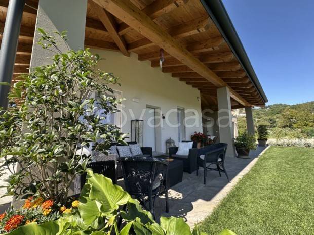 casa indipendente in vendita a Meina in zona Ghevio