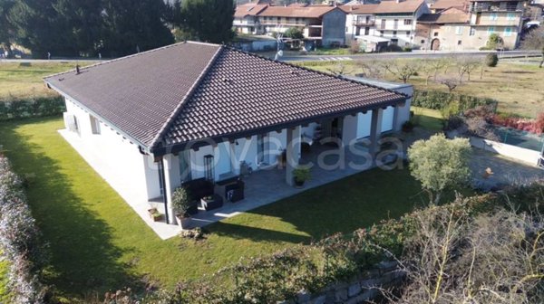 casa indipendente in vendita a Meina in zona Ghevio