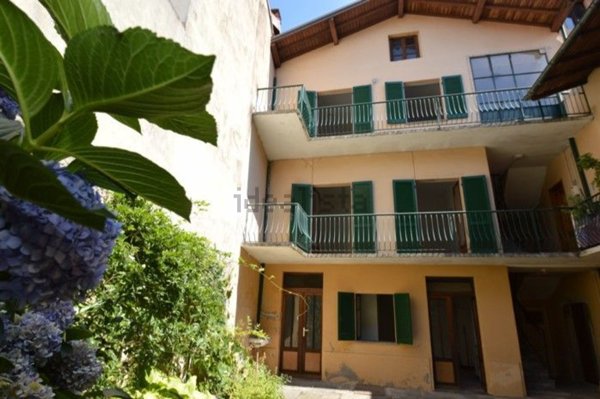 casa indipendente in vendita a Meina in zona Ghevio
