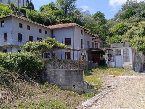 casa indipendente in vendita a Meina in zona Ghevio