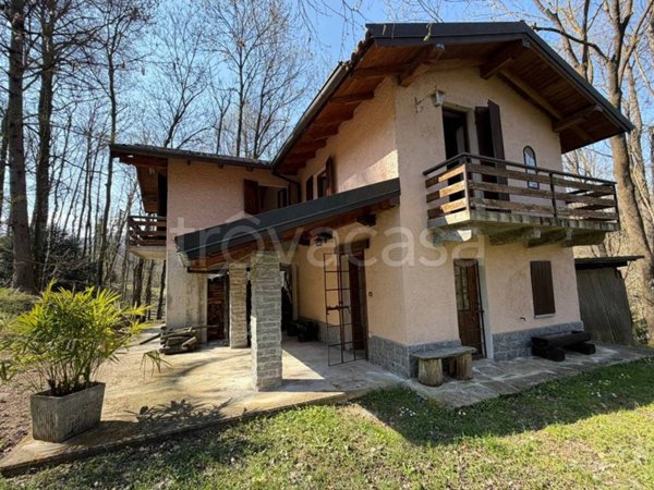 casa indipendente in vendita a Meina in zona Ghevio