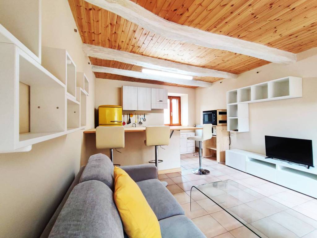 casa indipendente in vendita a Meina in zona Ghevio